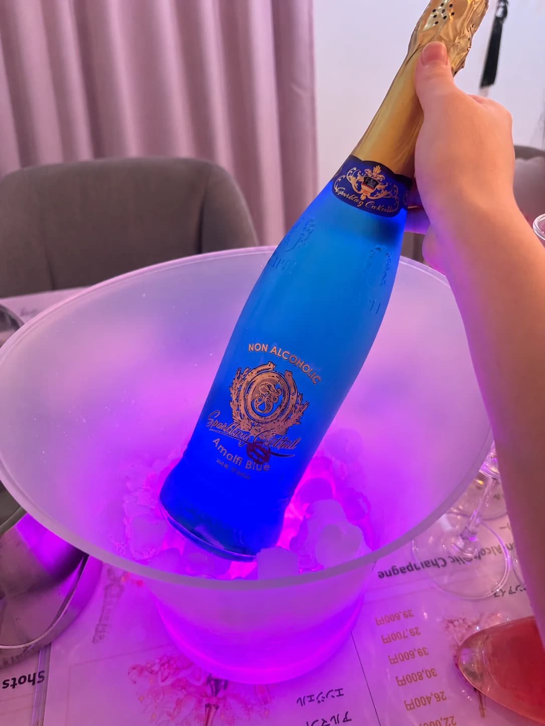 高崎のコンカフェでポンフィリコ!光る青いノンアルボトル「Amalfi Blue」をご紹介