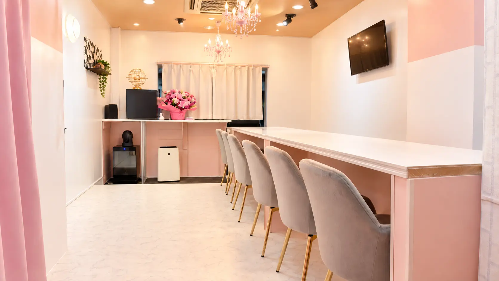 高崎のコンカフェの店内をご紹介!ピンクと白の内装とシャンデリアが自慢です